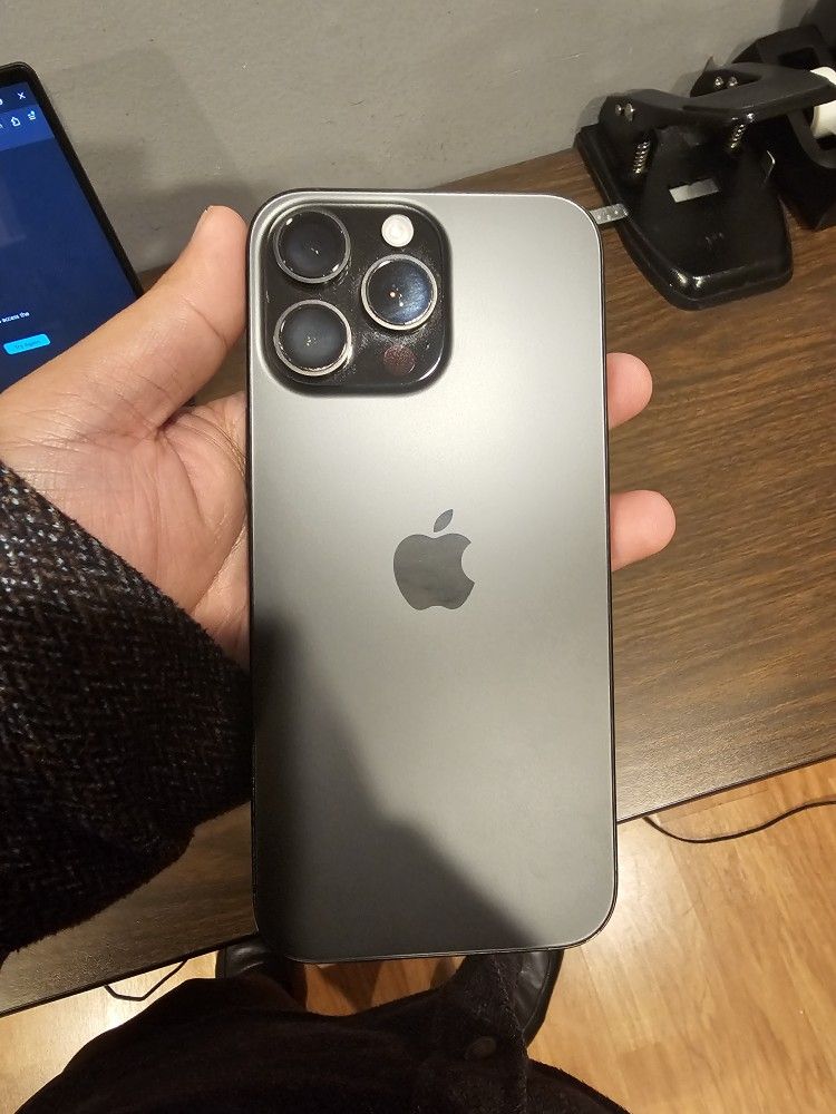 At&t Iphone 16pro Max 256 Gb. Cracked Front Screen