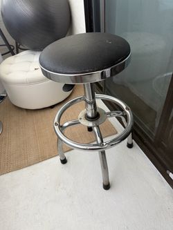 Sturdy heavy duty stool that spins