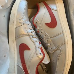 Nike Air Jordan 1 Low PRM Size 8.5 Metallic Silver University Red DA4668 001
