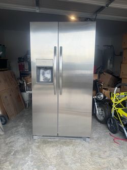 🏠 BRAND NEW FRIGIDAIRE STAINLESS STEEL REFRIGERATOR – $800 OBO! 🧊