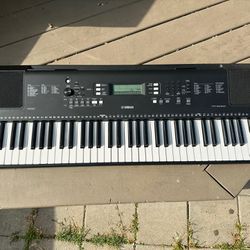Yamaha PSR-EW300 76-Key Portable Digital Keyboard - Perfect Condition