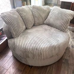 Round Tufted Chair 