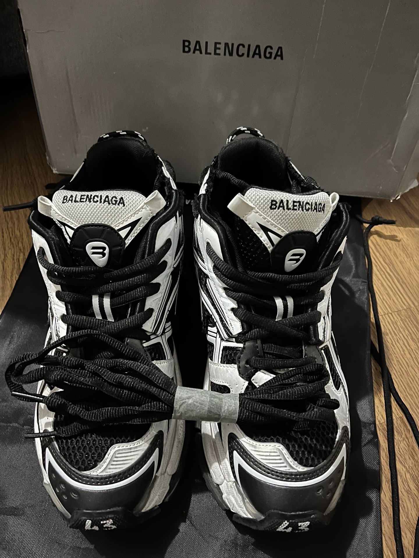VIP【送料関税込】BALENCIAGA RUNNER SNEAKERS Balenciaga Runner Sneakers | Saks Fifth Avenue