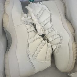 Jordan 11 Pearl