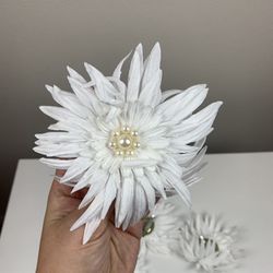 10 White Feathered Flower Clips