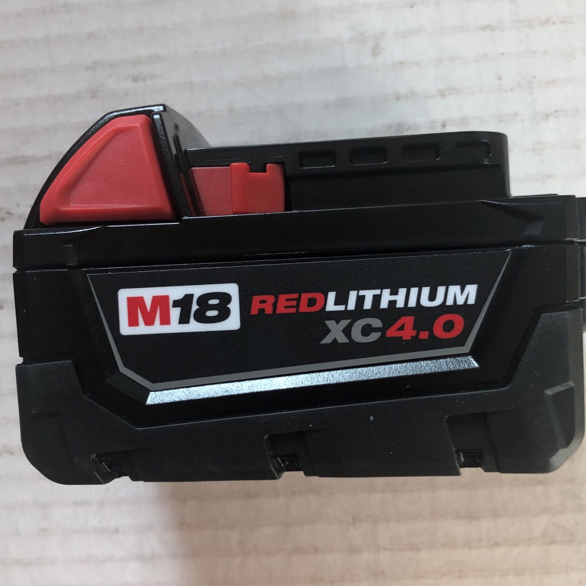 Brand New Milwaukee M18 Red Lithium XC 4.0 AH Battery 60 Firm on Price 60 Firme en Precio