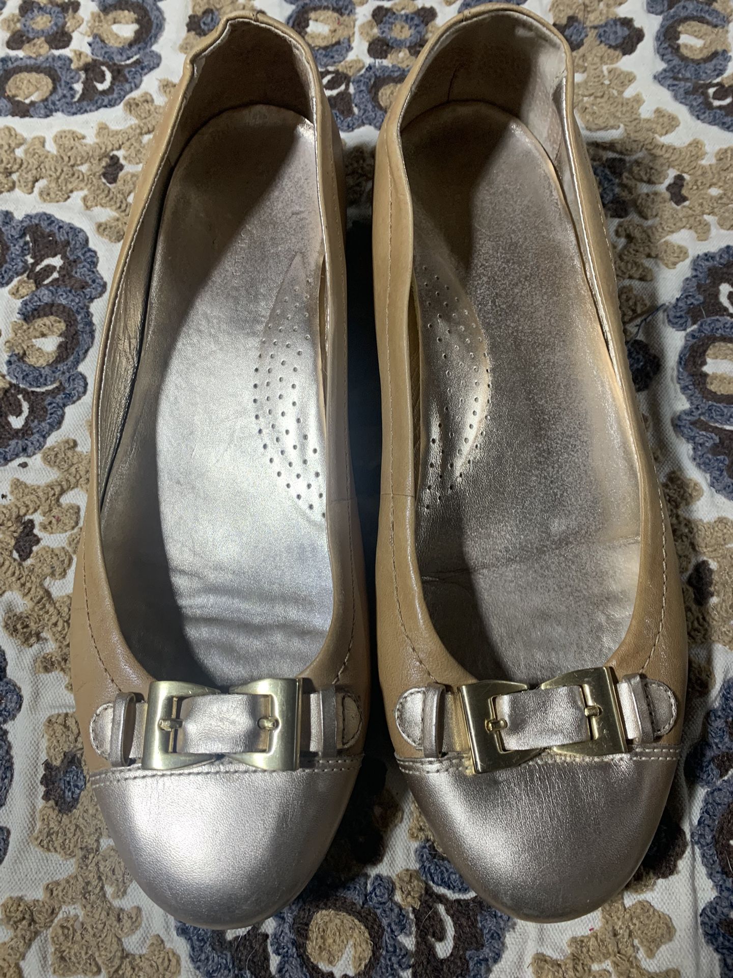 Leather ballet flats with gold buckle by Vigotti