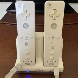 Nintendo Wii Nyko Charge Station & Remote Controllers