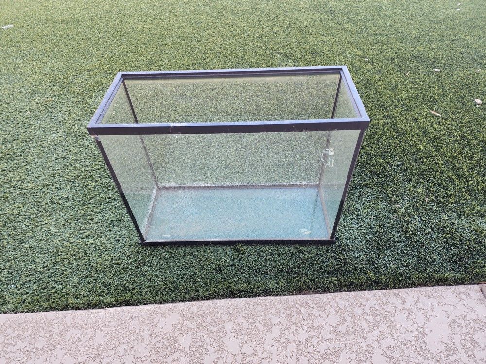 40 GALLON FISH TANK, EVERYTHING INCLUDED