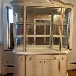 CHINA CABINET IN GREAT CONDITION