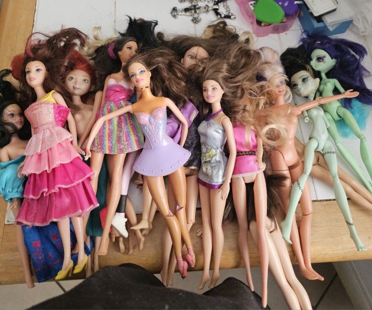 23 BARBIES AND MONSTER HIGH dolls