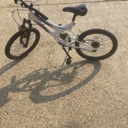 Mongoose Bicycle. Girls Bike 20 Inch 