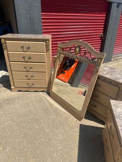 Bedroom set with dresser vanity include