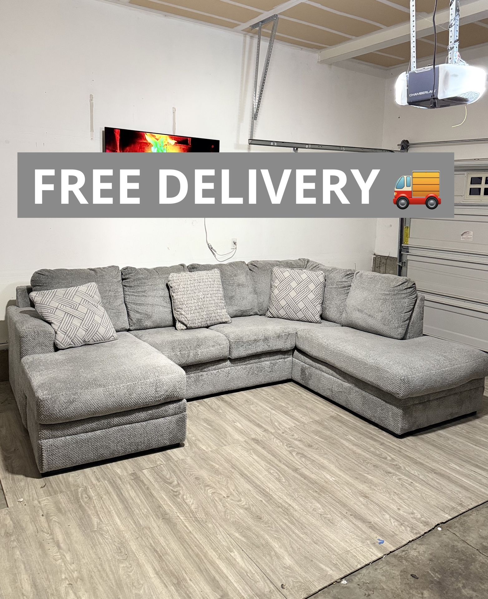 Like NEW Sectional Couch 🛋️- FREE DELIVERY 🚚