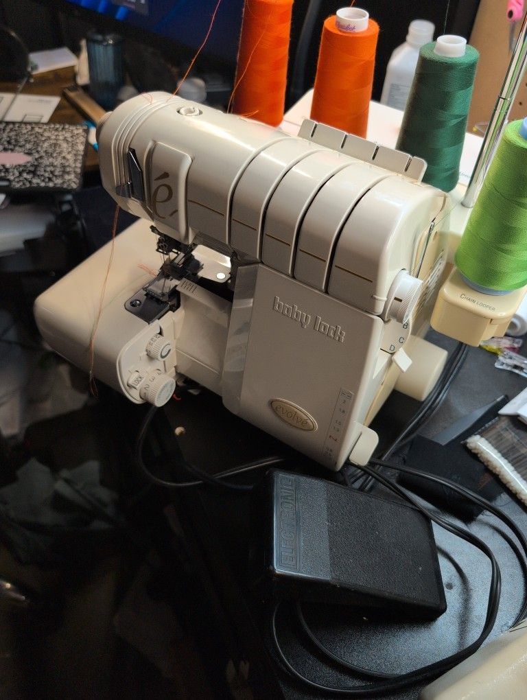 Baby Lock Evolve - 8-thread Serger/Coverstitch Sewing Machine - Sews BEAUTIFULLY - AIR THREADING!
