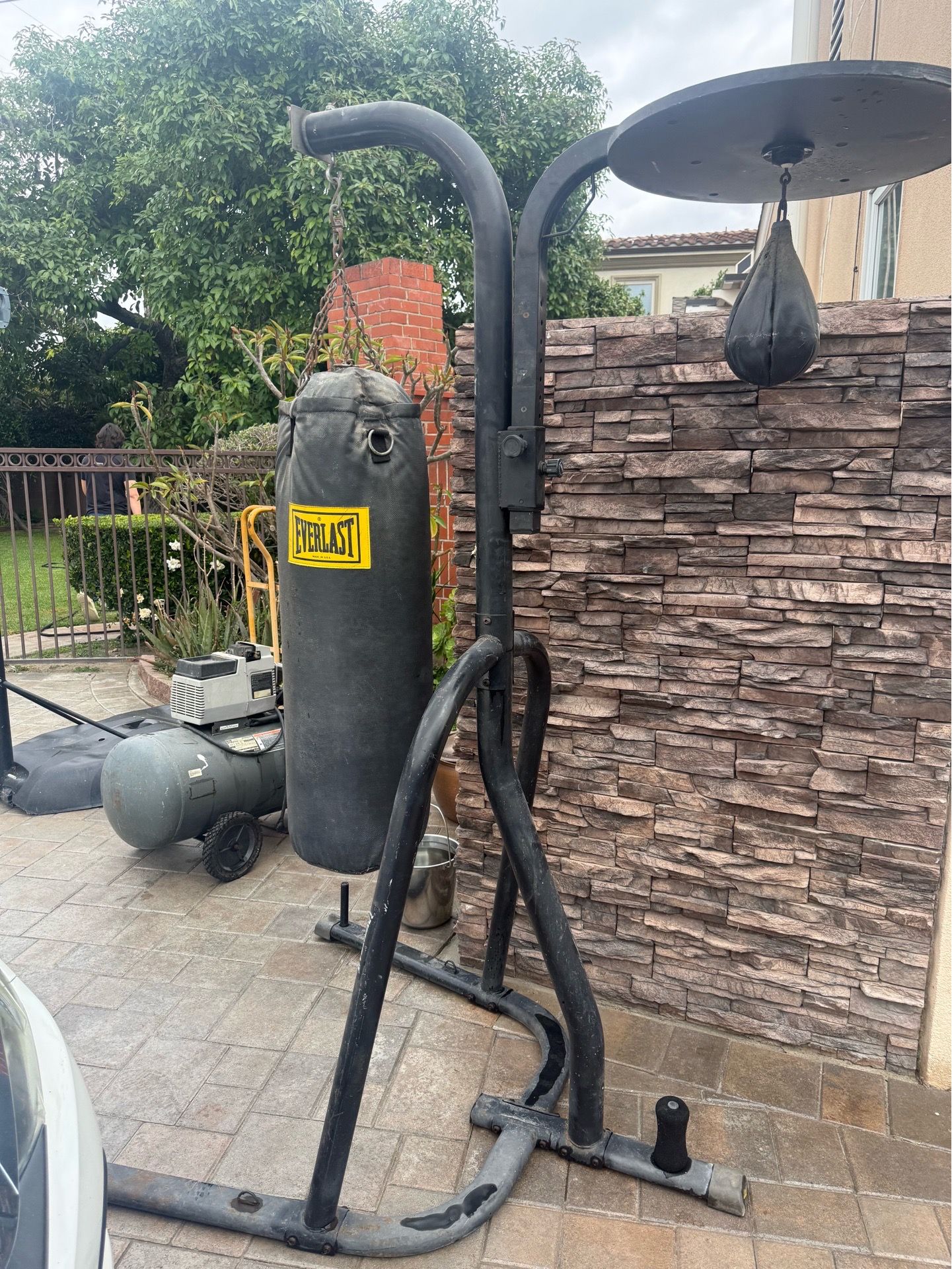 Punching bag stand W/bag