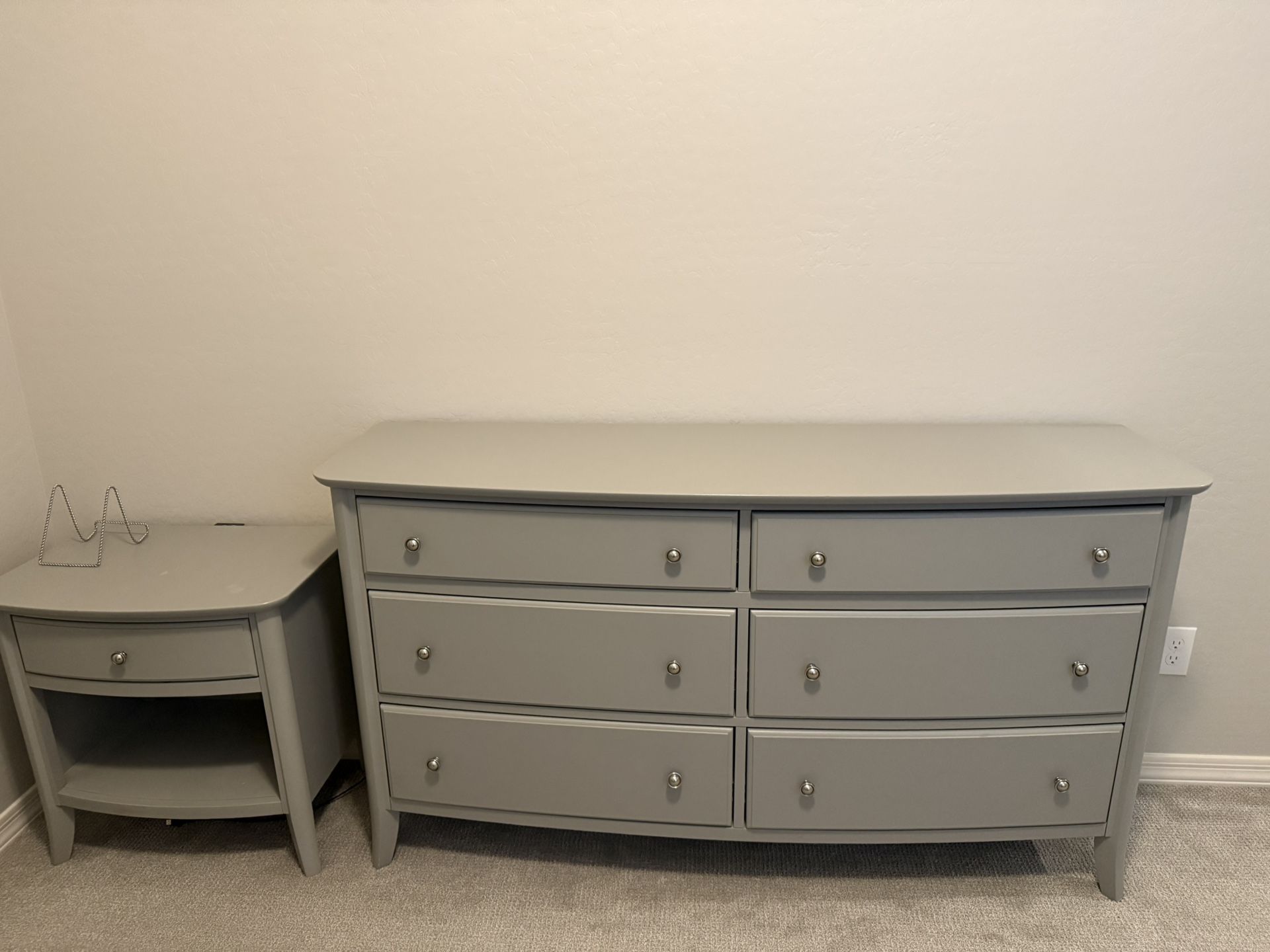 2 Nightstands & Dresser