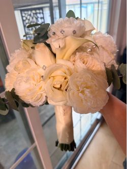 Weddings/sweet 16/quinceañera ivory tones flower arrangement