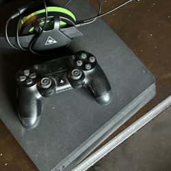 PS4 With Turtle Beach Headset 