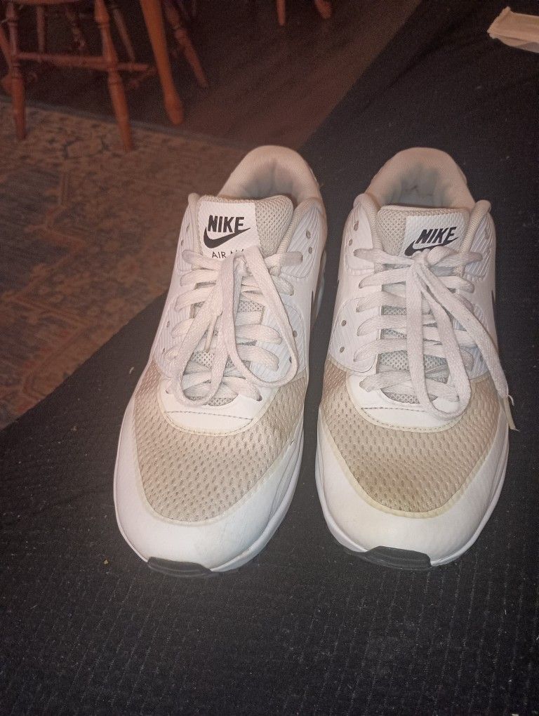 Nikes Air Max 90s. Women's Size 9s.