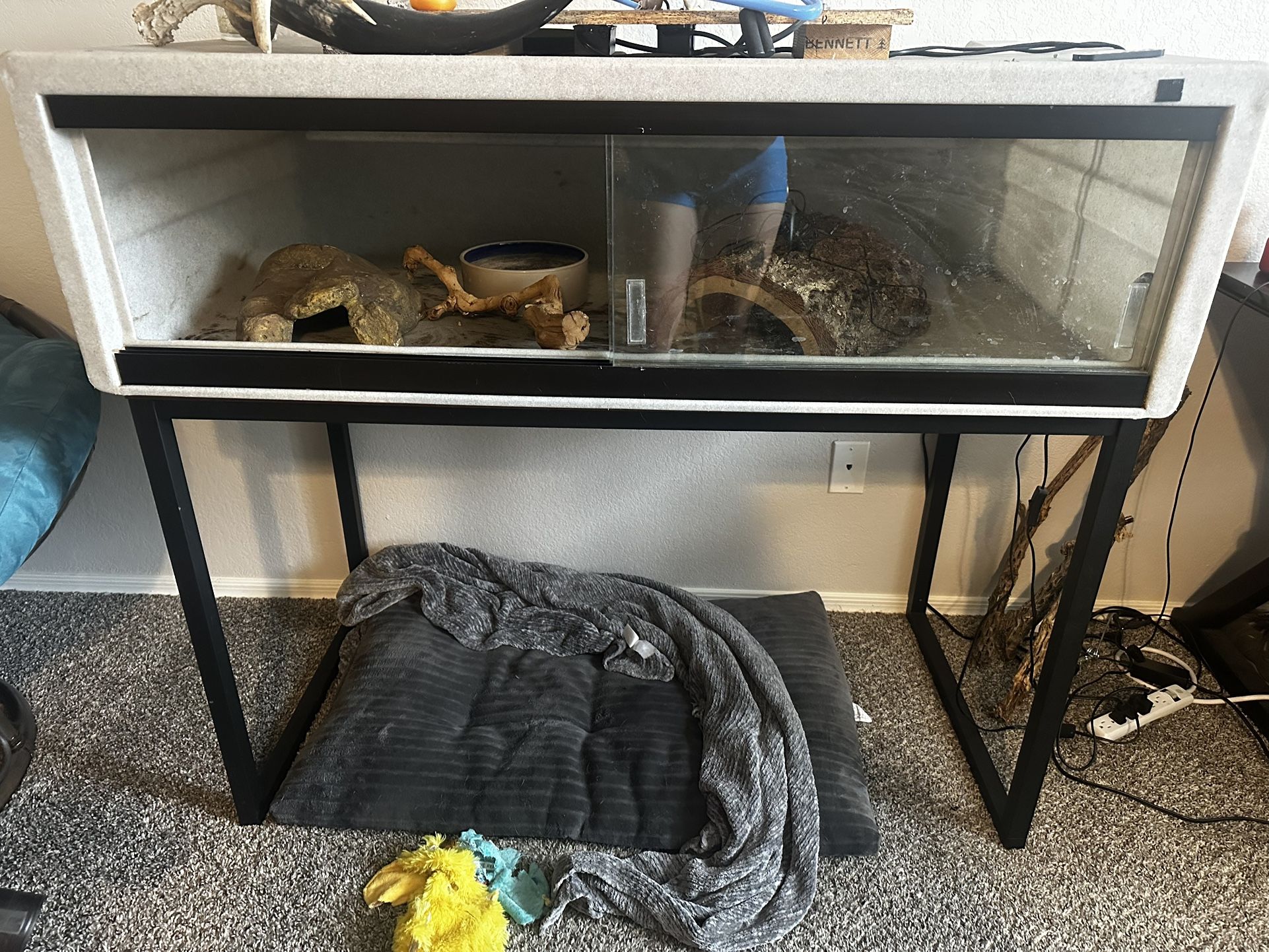 4x2x1 Enclosure With Stand