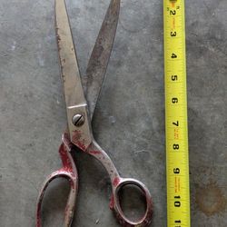 Huge vintage metal scissors. See my other items available. Pick up in Kirkland Woodinville area