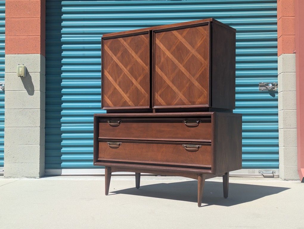 Vintage Mid Century Modern Walnut Highboy Dresser by United Furniture, c1960s Vintage Mid Century Modern Walnut Highboy Dresser by United Furniture, c1960s