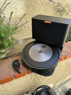 iRobot Roomba Robot Vacuum with Auto-Empty Base