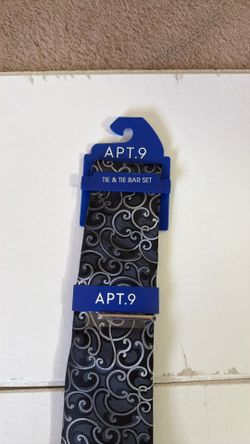 Apt 9 Tie & Tie Bar Set New