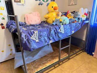 Twin bunk bed