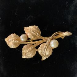 Vintage Gold Tone Flower w/pearls Brooches (ART)