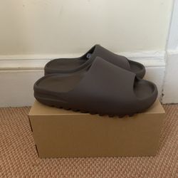 DS Yeezy slide soot men’s size 10