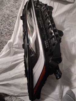 Headlight Toyota Venza 2022