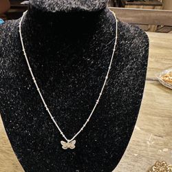 BUTTERFLI NECKLACE BEAUTIFUL PERFECT CONDITION 
