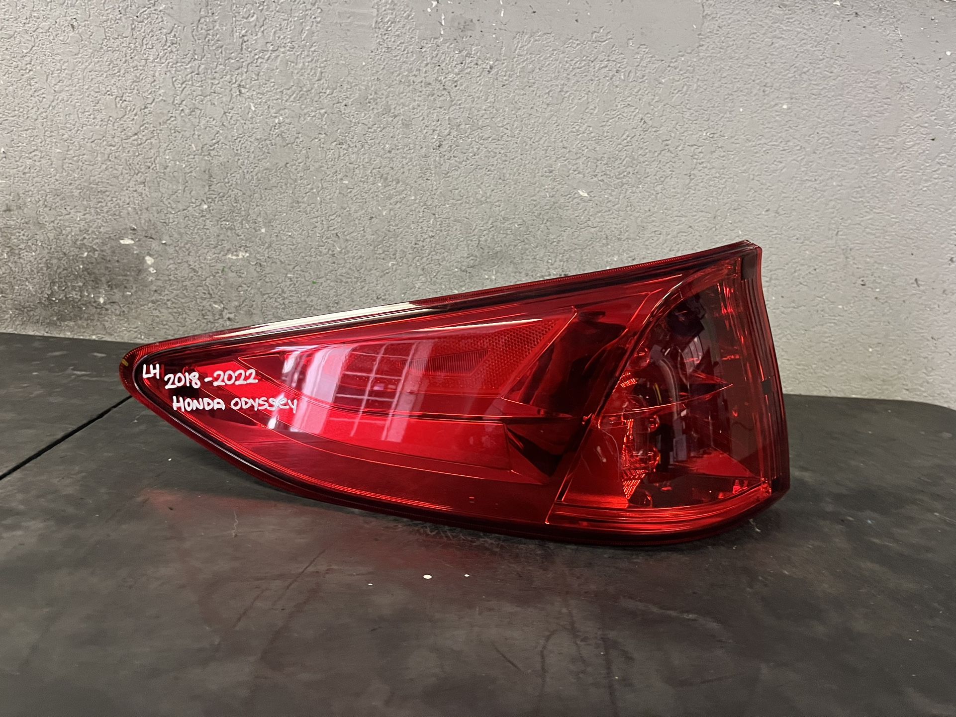 2018-2019-2020-2021-2022 HONDA ODYSSEY LEFT TAIL LIGHT OEM USED
