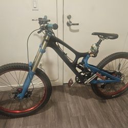 Santa Cruz V10 Carbon DH Bike – VPP – RockShox Vivid Air – Spank Oozy Wheels