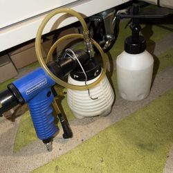 Brake bleeder and brake fluid bottle used in good condition