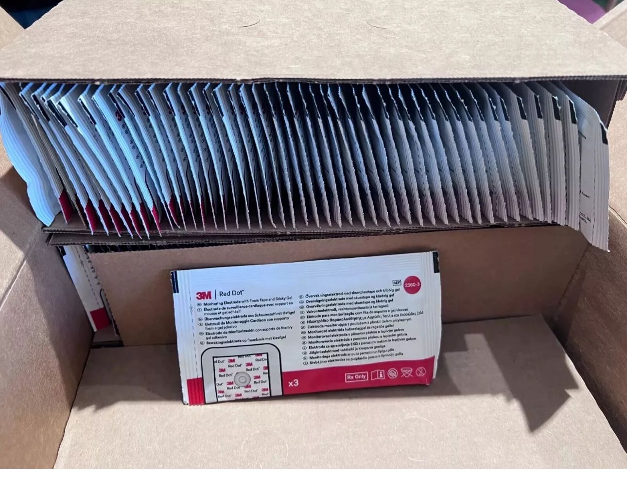 3M Red Dot 2560-3 Monitoring Electrode w/ Foam Tape / Sticky Gel 200-3 electrode
