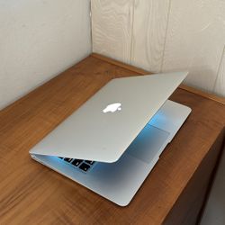 Apple MacBook Air 13” I5/8GB/128GB SSD $200
