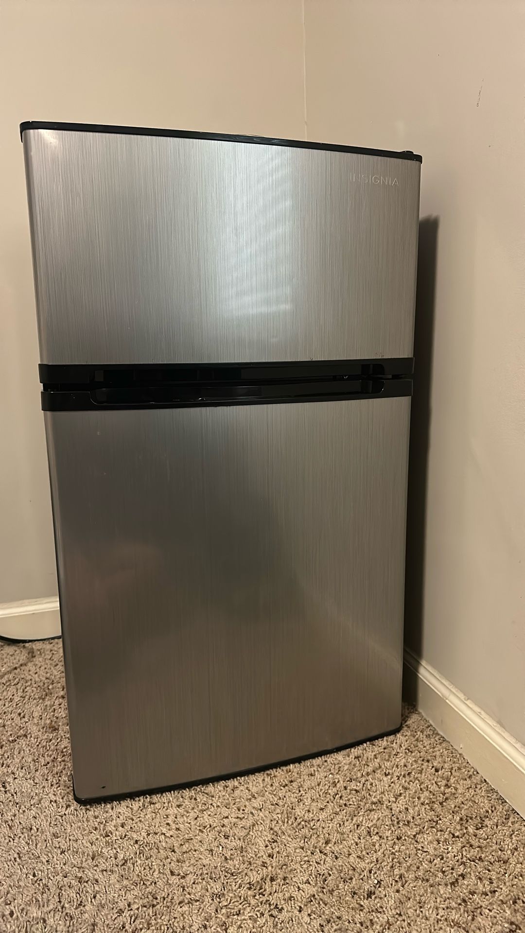 Insignia Mini Fridge With Freezer
