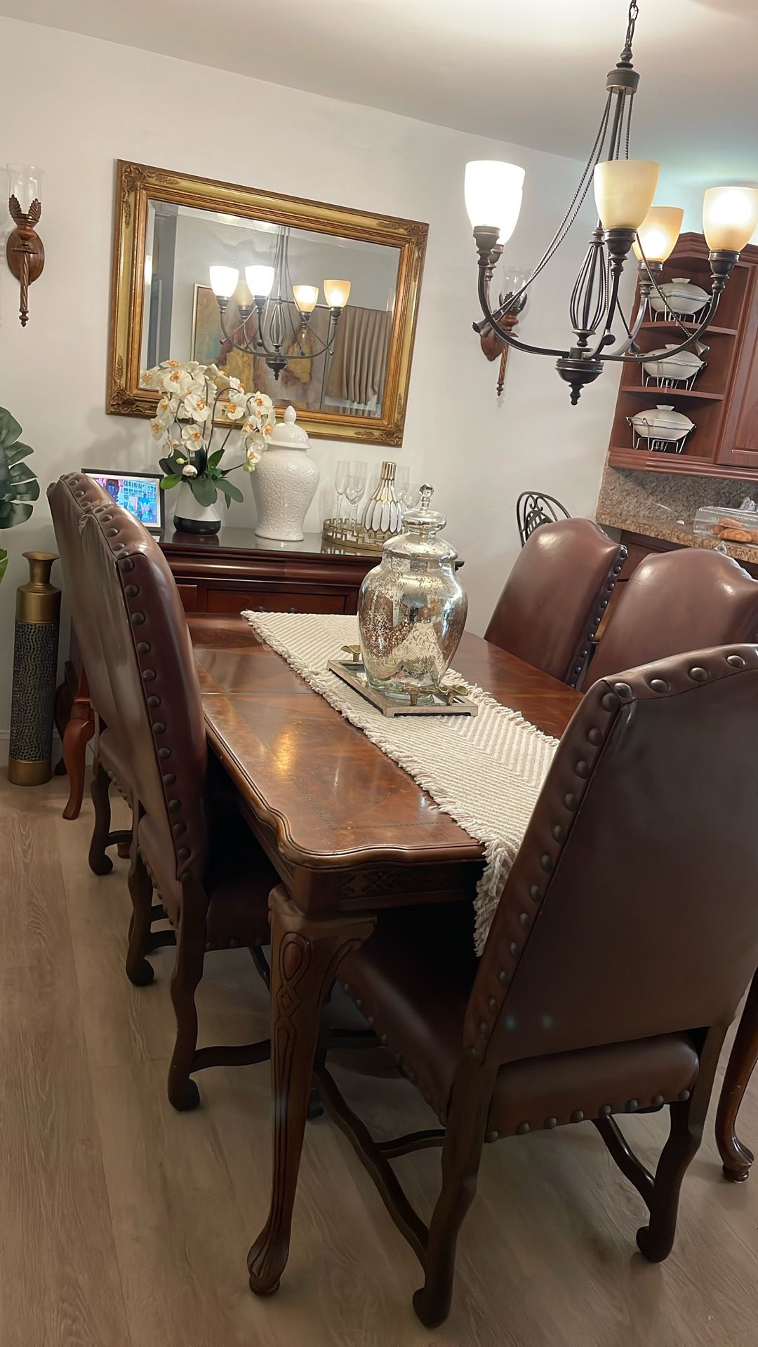Dining Room Table With 6 Genuine Leather Chairs