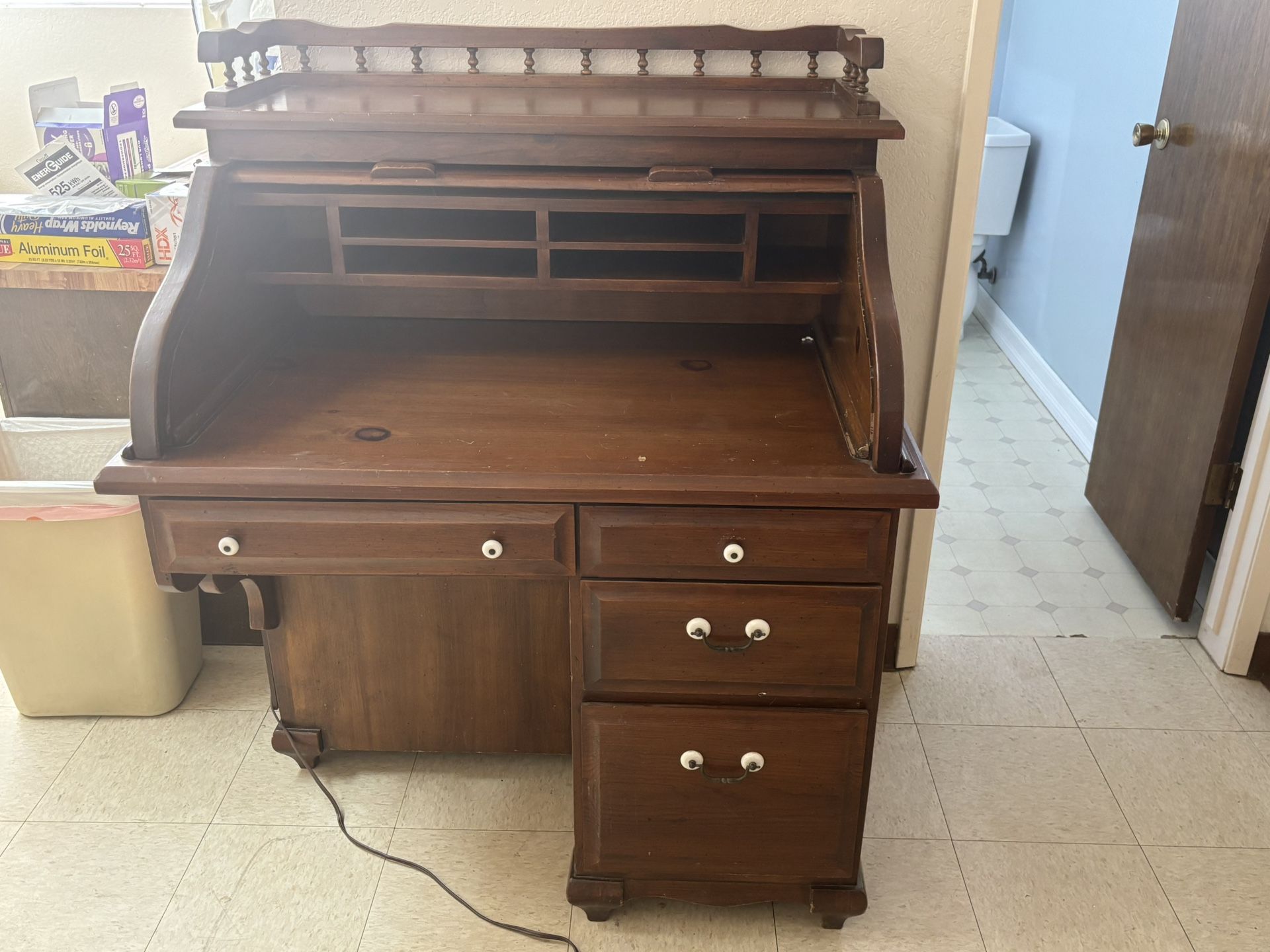 Beautiful Roll Top Antique Desk