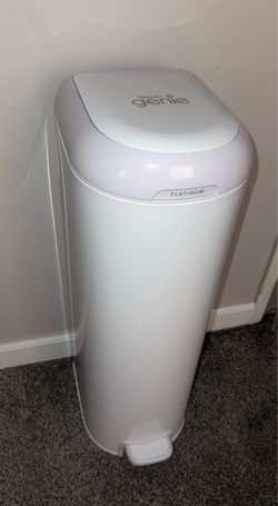Diaper Genie Platinum Pail Hands-free odour-locking diaper pail (white) like New! in an excellent condition, no damage, no scratches, and no issues