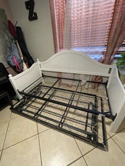 Kids bed trundle