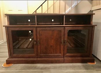 Wood TV Stand/Cabinet (Like New)