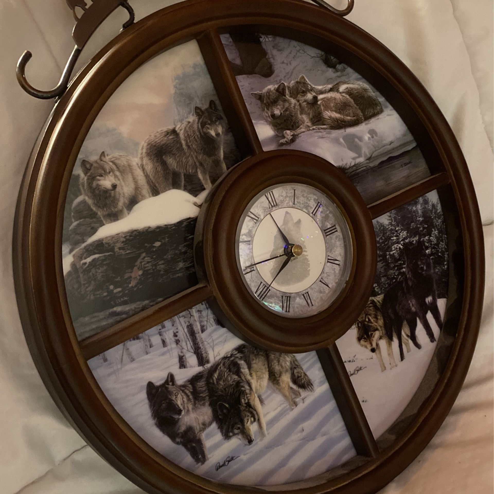 DECORATIVE  WOLF CLOCK!!! $10