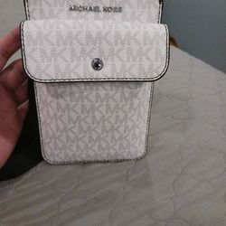 BRAND NEW MICHEAL KORS PHONE  CROSSBODY PURSE .......😁😊😍