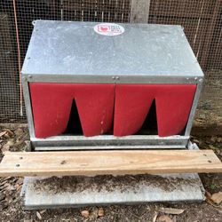 Reversible Rollaway Nesting Box For Chickens