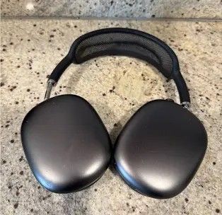 Black Airpod Maxes - New