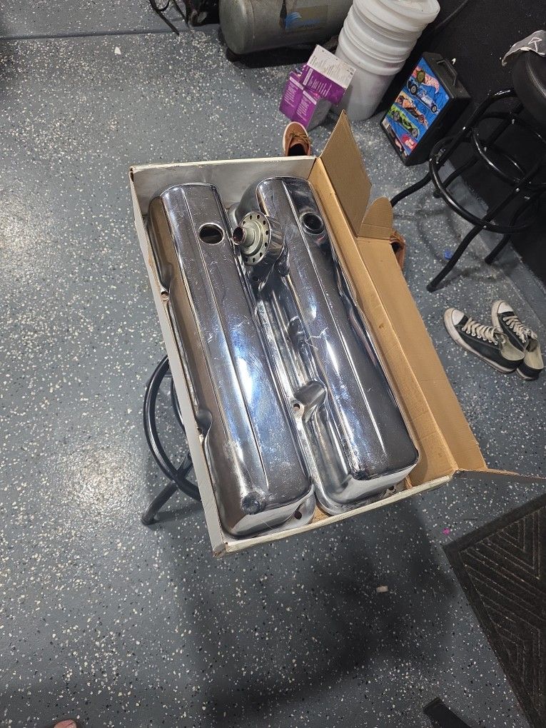 Ford FE390 VALVE COVERS
